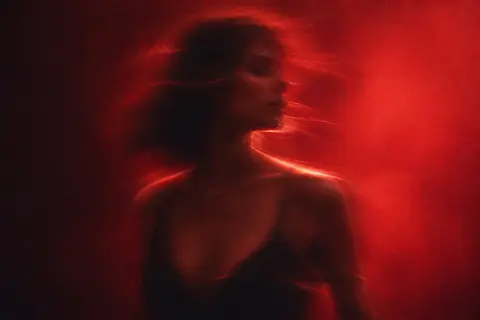 A dreamlike cinematic portrait captured in a slow-shutter pan: an enigmatic woma - AI生成图片 4