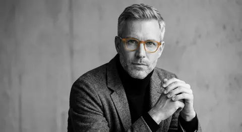 Ultra-realistic studio portrait of Alaric Voss, a refined fictional art director - AI生成图片 2