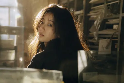 { "subject": { "description": "Young East Asian woman, positioned in profi - AI生成图片 4