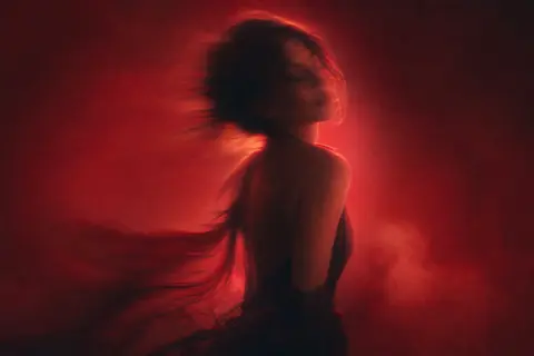 A dreamlike cinematic portrait captured in a slow-shutter pan: an enigmatic woma - AI生成图片 3