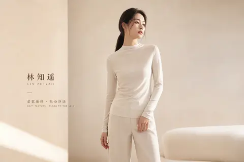 9:16 竖版高端极简时尚产品海报，clean luxury editorial aesthetic。柔和摄影棚自然日光均匀洒落，暖调米白渐变背景从奶油色过渡到 - AI生成图片 2