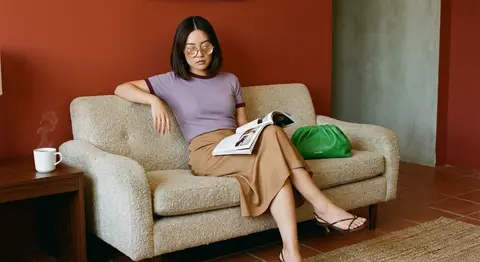 A straight-on, editorial-style fashion photograph of a 27-year-old East Asian wo - AI生成图片 1