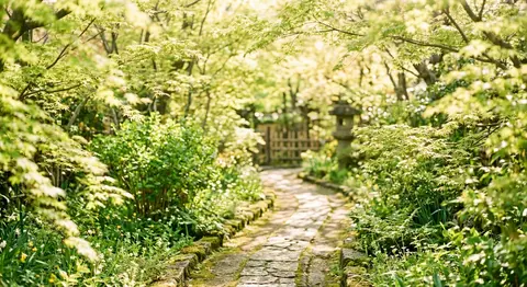 若葉がやわらかな風にきらめく午後、淡い黄緑と陽だまりの蜂蜜色に包まれた情景。春の息吹をまとった静かな庭園の小径に、透けるような新芽の葉影が揺れ、木漏れ日がやさし - AI生成图片 2