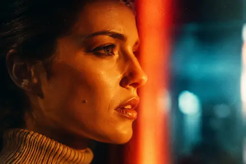 Create a cinematic, photorealistic extreme close-up portrait in the style of vin - AI生成图片 1