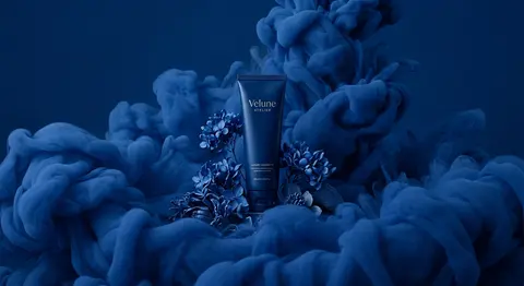 Use the uploaded image as the exact visual reference. Center a luxury cosmetic t - AI生成图片 2