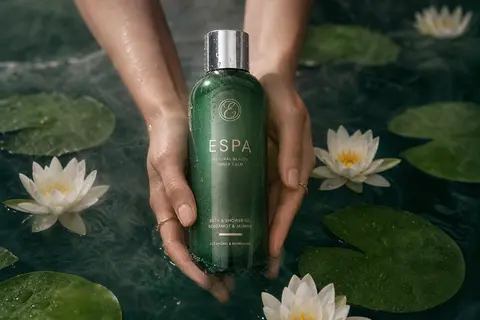 Luxury product photography of a green translucent bath and shower gel bottle hel - AI生成图片 3