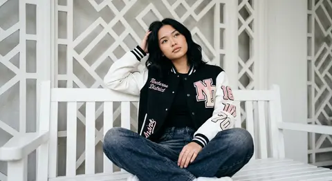 A stylish young woman with the exact same face as the uploaded photo sits casual - AI生成图片 1