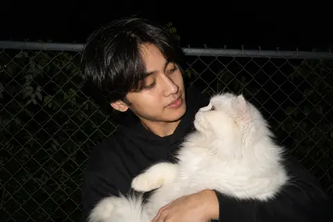 A raw, candid smartphone-style photo taken at night with a soft bright, direct c - AI生成图片 1
