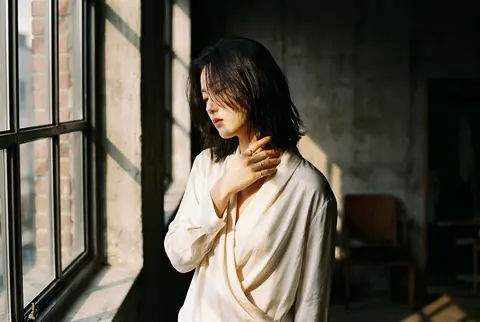 cinematic editorial portrait of Mina Seoyeon, a fictional Seoul alt-pop muse, su - AI生成图片 1