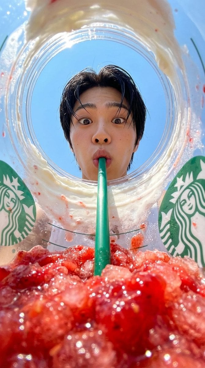 { "prompt": "View from inside a Starbucks strawberry frappuccino cup looking u - AI生成图片 2